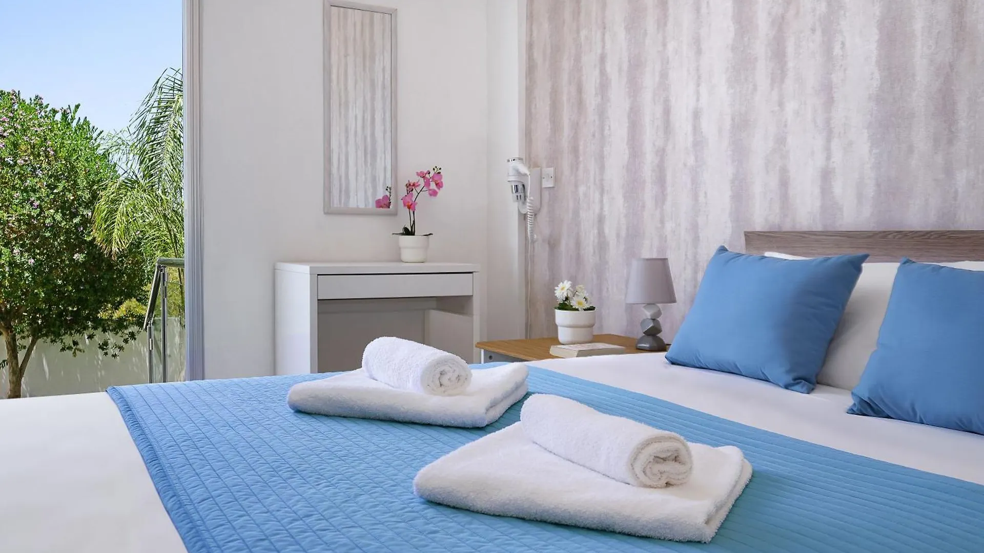 Meryl - Coralli Beachfront Apartment Protaras